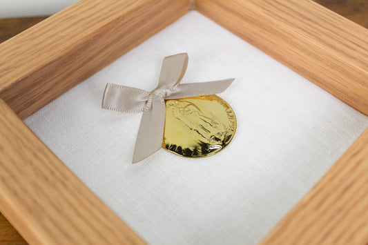 Cuadro de Madera de Encino con Medalla Santa María