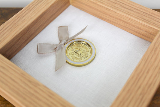 Cuadro de Madera de Encino con Medalla Virgen de Guadalupe