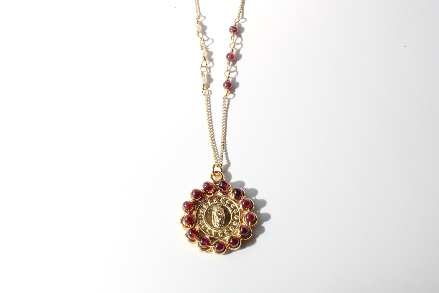 Collar engarzado de perlas y granate con Virgen de Guadalupe bordada