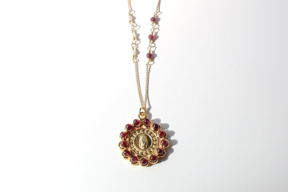 Collar engarzado de perlas y granate con Virgen de Guadalupe bordada