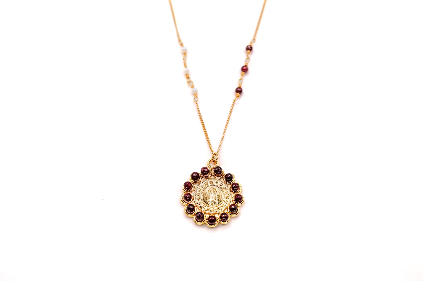 Collar engarzado de perlas y granate con Virgen de Guadalupe bordada