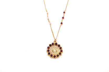 Collar engarzado de perlas y granate con Virgen de Guadalupe bordada