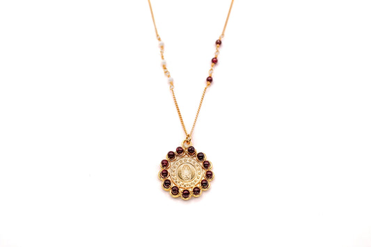 Collar engarzado de perlas y granate con Virgen de Guadalupe bordada