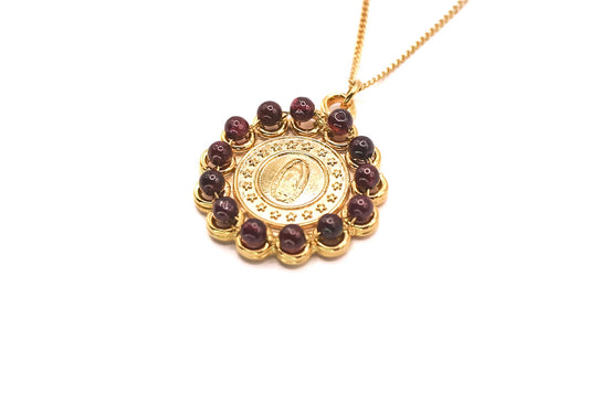 Collar engarzado de perlas y granate con Virgen de Guadalupe bordada