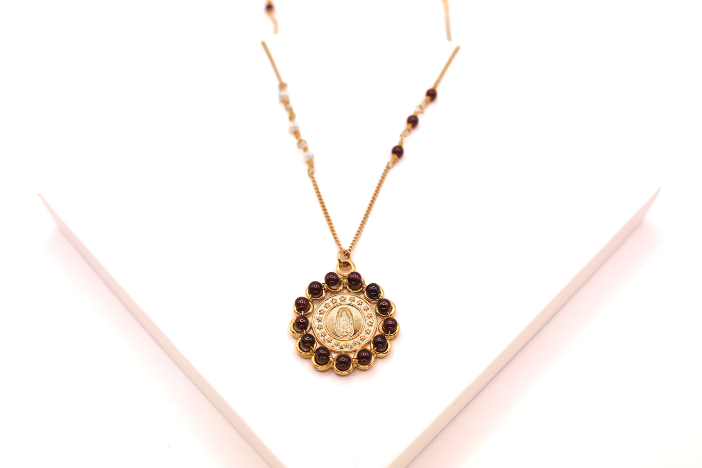 Collar engarzado de perlas y granate con Virgen de Guadalupe bordada