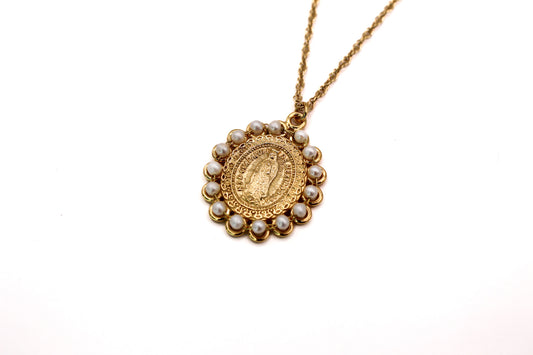 Collar con Medalla en Perla de Virgen de Guadalupe