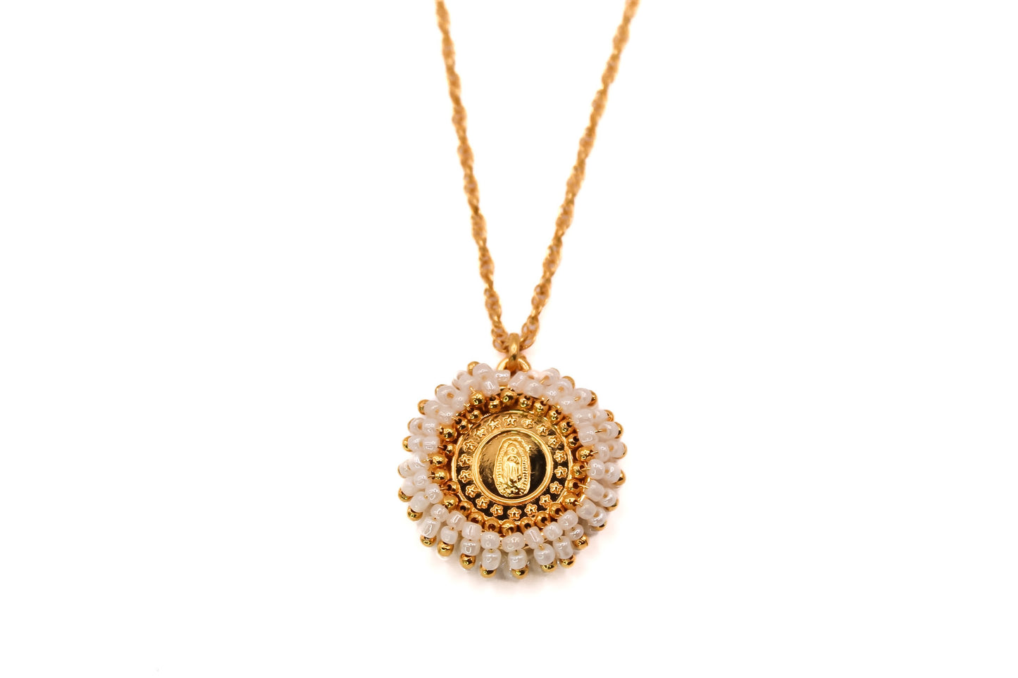 Collar liso con Virgen de Guadalupe bordada en chaquira