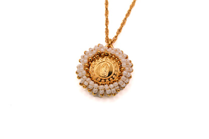 Collar liso con Virgen de Guadalupe bordada en chaquira