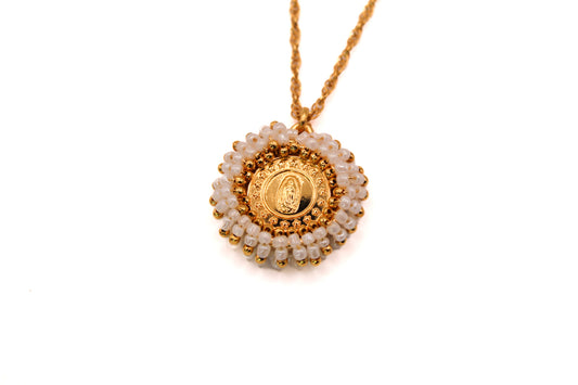 Collar liso con Virgen de Guadalupe bordada en chaquira