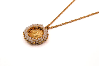 Collar liso con Virgen de Guadalupe bordada en chaquira