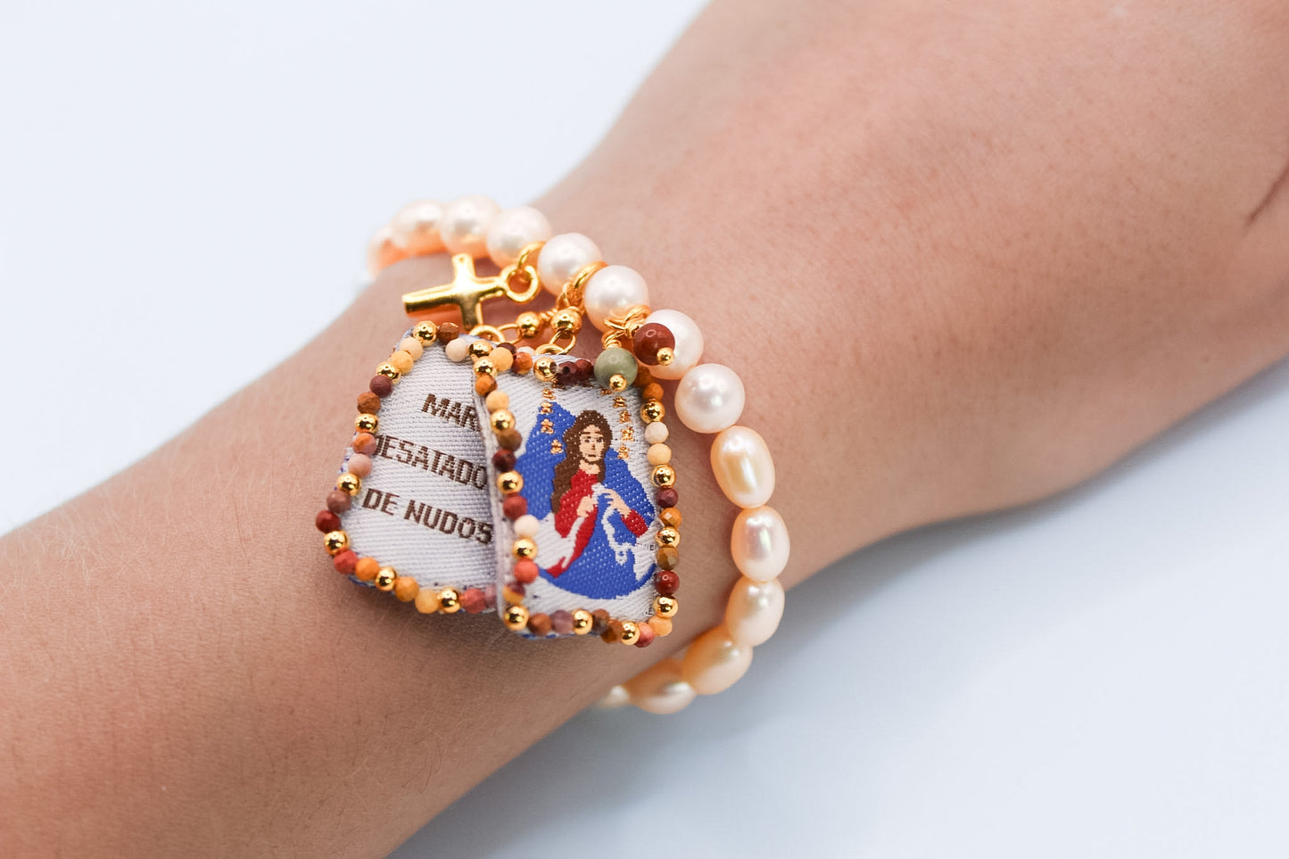 Pulsera de Perlas con Escapulario Virgen Desatanudos