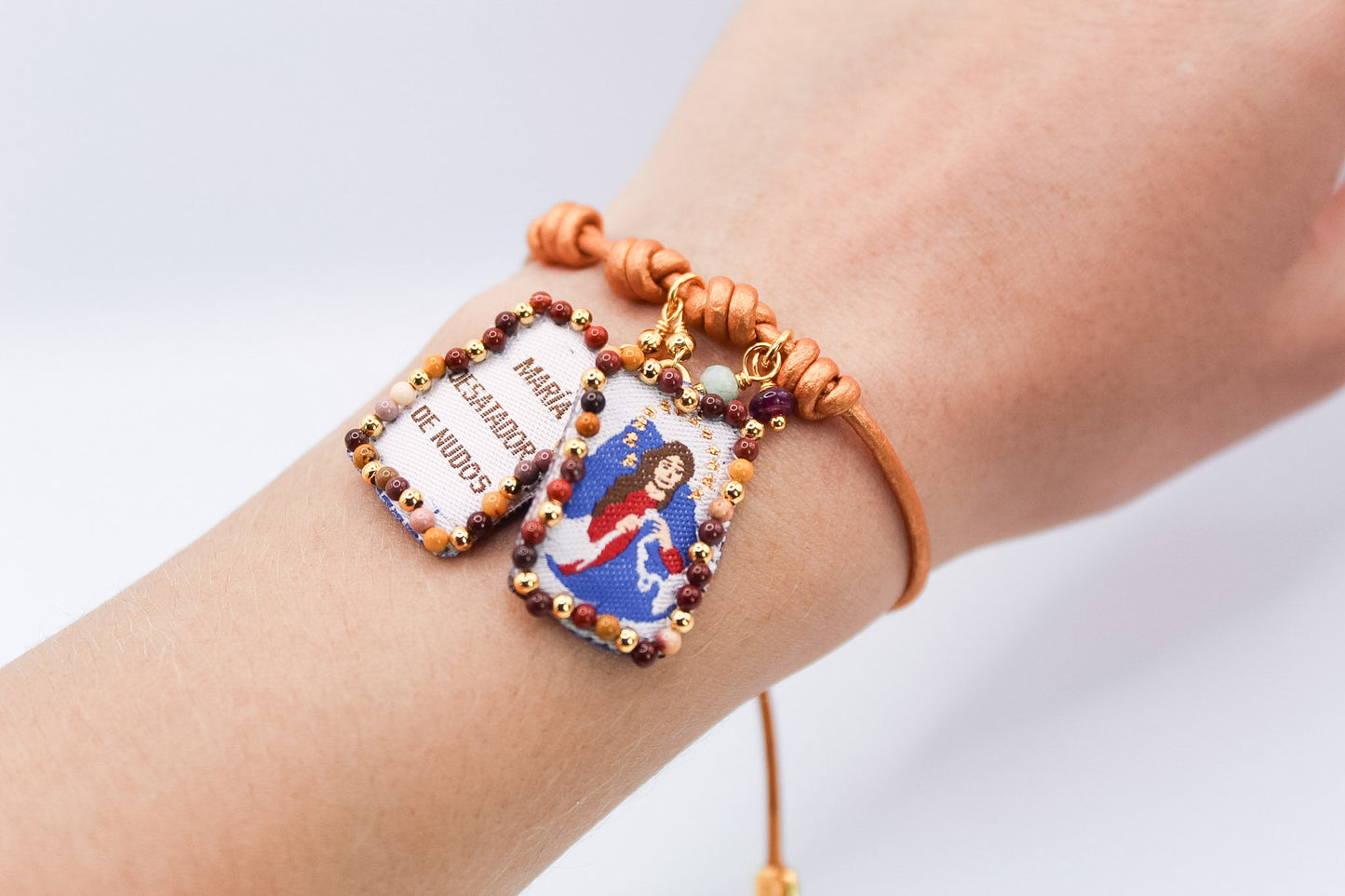 Pulsera Cuero Bronce con Escapulario Virgen Desatanudos