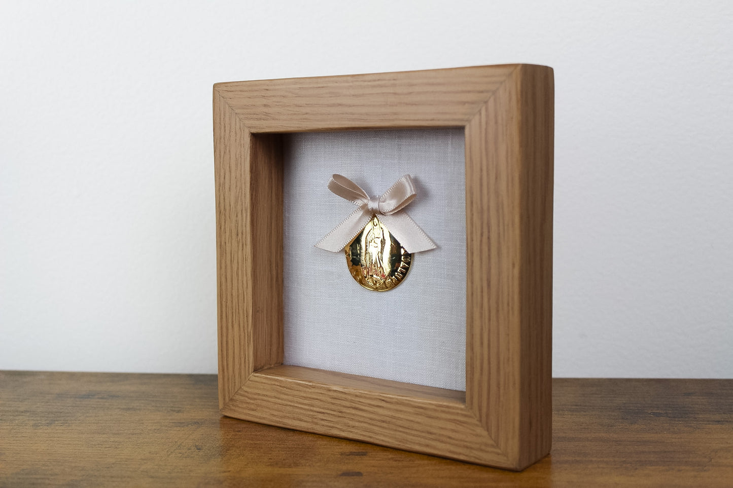 Cuadro de Madera de Encino con Medalla Santa María