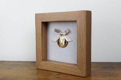 Cuadro de Madera de Encino con Medalla Santa María