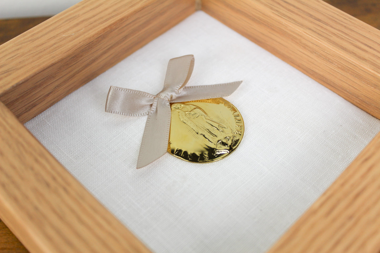 Cuadro de Madera de Encino con Medalla Santa María