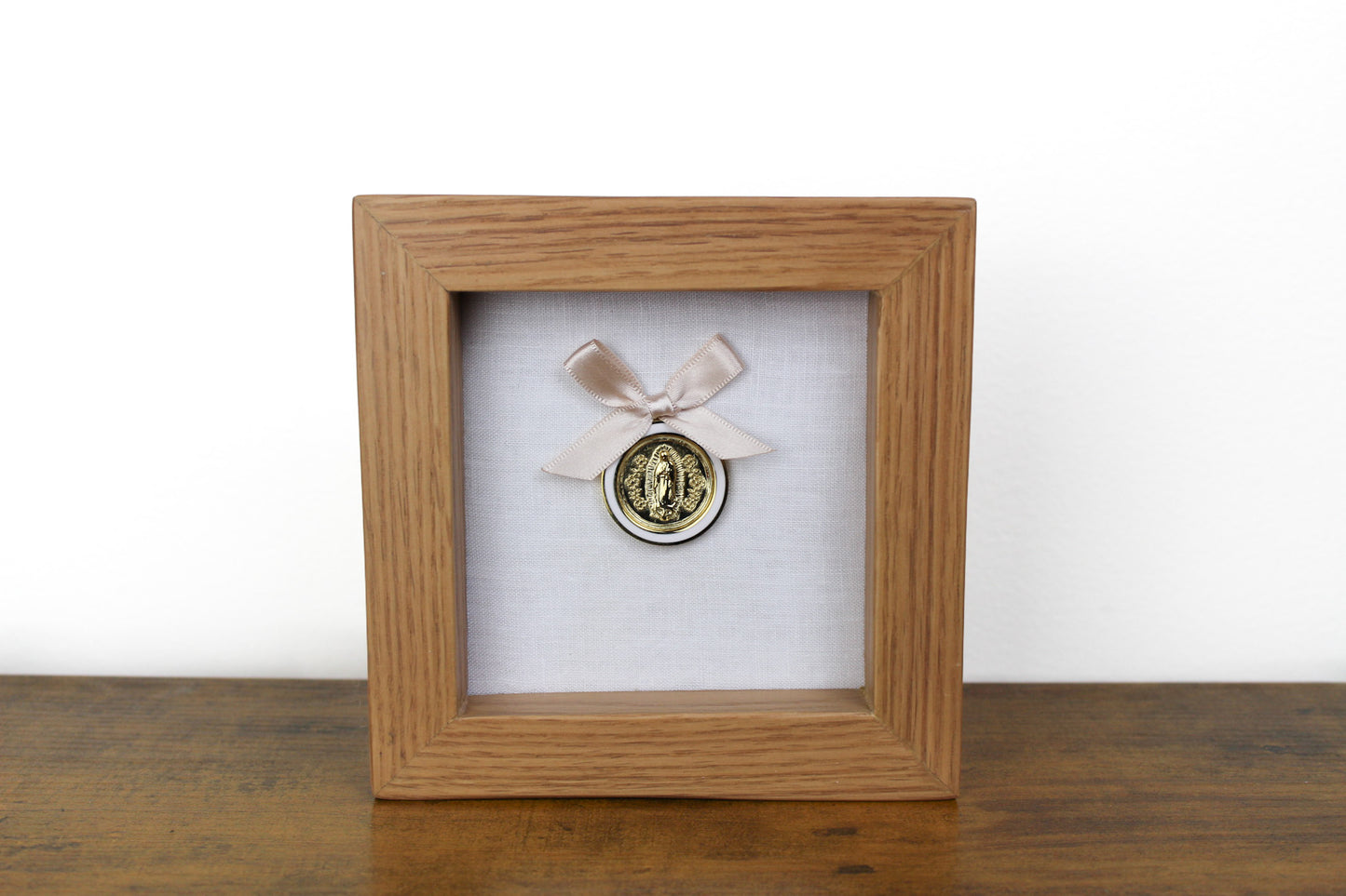Cuadro de Madera de Encino con Medalla Virgen de Guadalupe