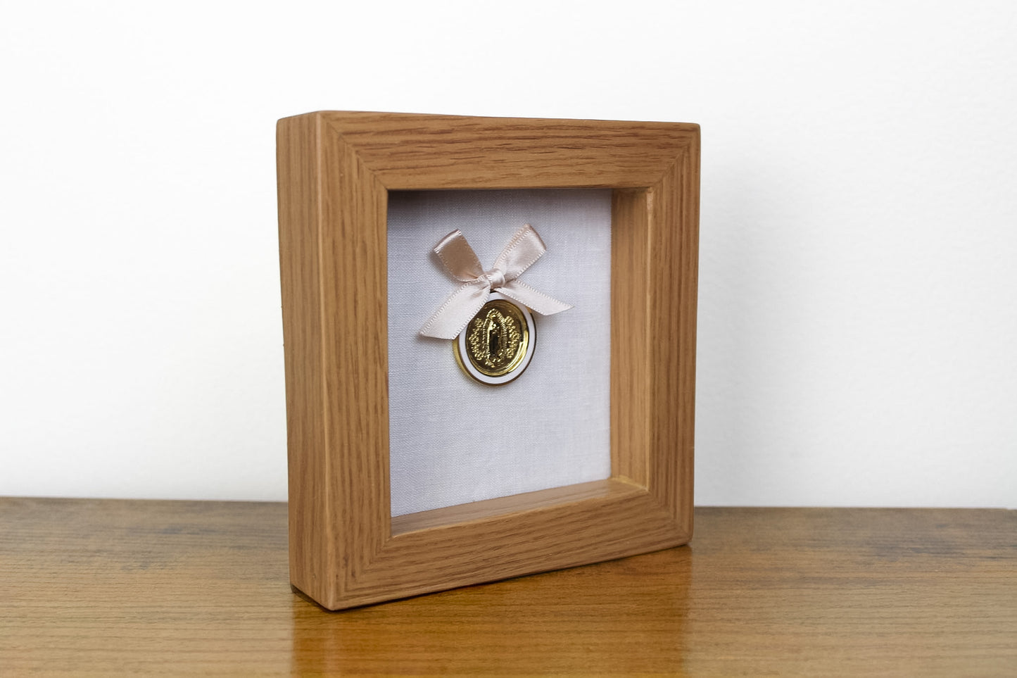 Cuadro de Madera de Encino con Medalla Virgen de Guadalupe