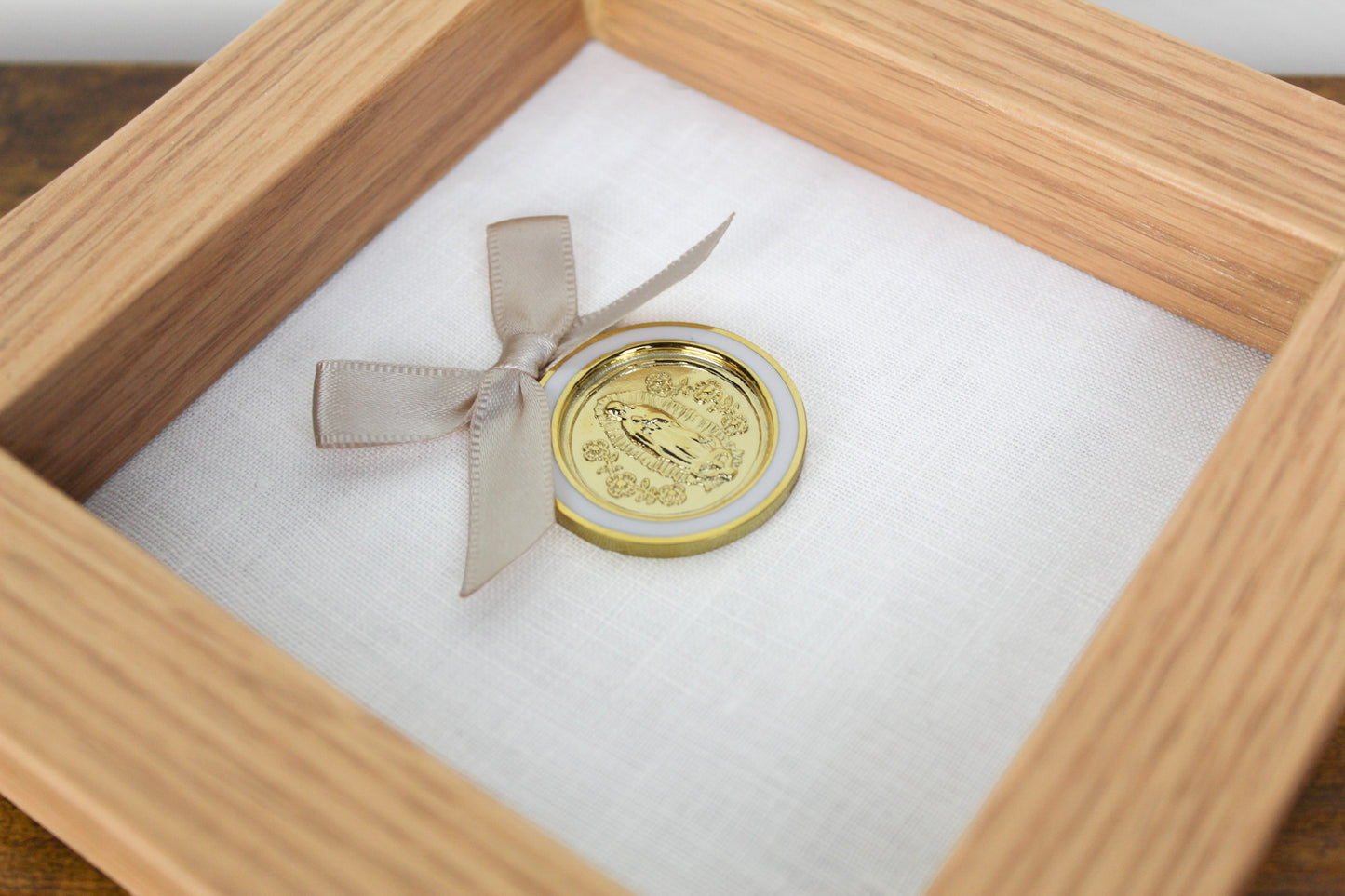 Cuadro de Madera de Encino con Medalla Virgen de Guadalupe
