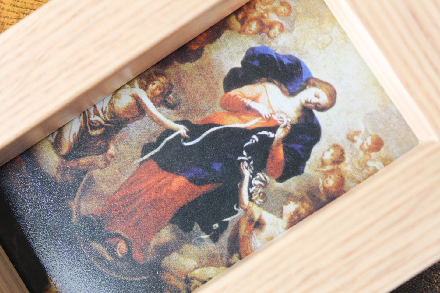 Cuadro de Madera de Encino con Virgen Desatanudos