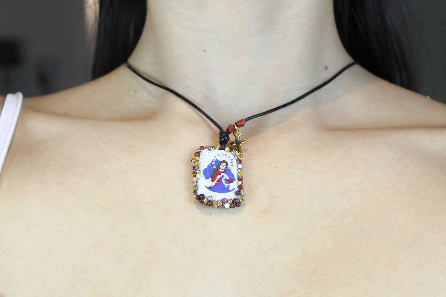 Collar Cuero con Escapulario Virgen Desatanudos