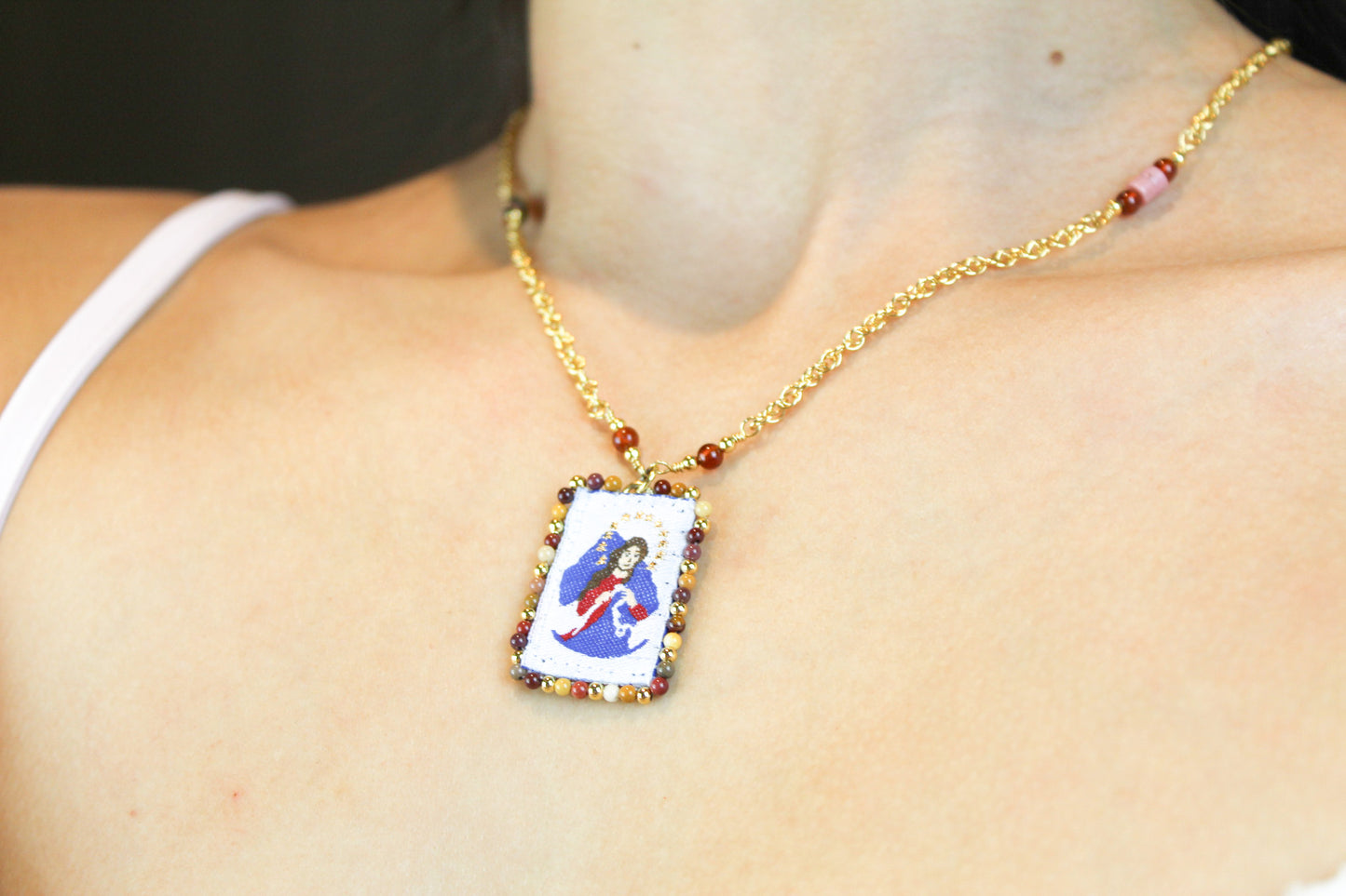 Collar de Piedras con Escapulario Virgen de los Desatanudos